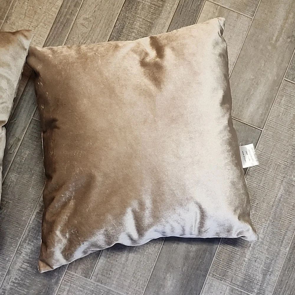 Throw pillows - Picture 7 of 10